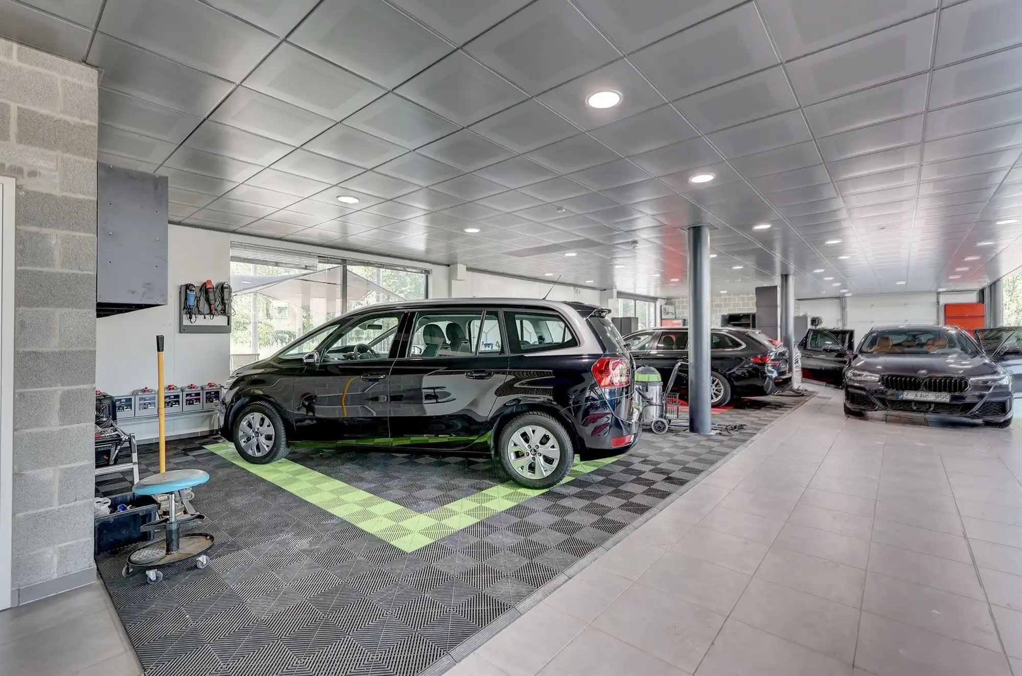 Zeer ruime showroom op een mooie zichtlocatie foto 7