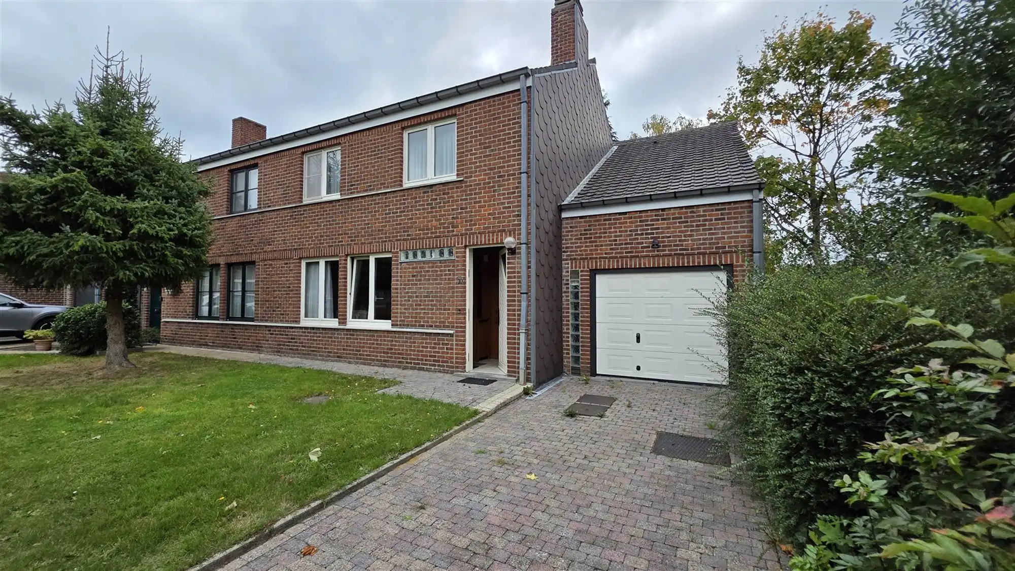 Halfopen-bebouwing in een rustige buurt foto 25