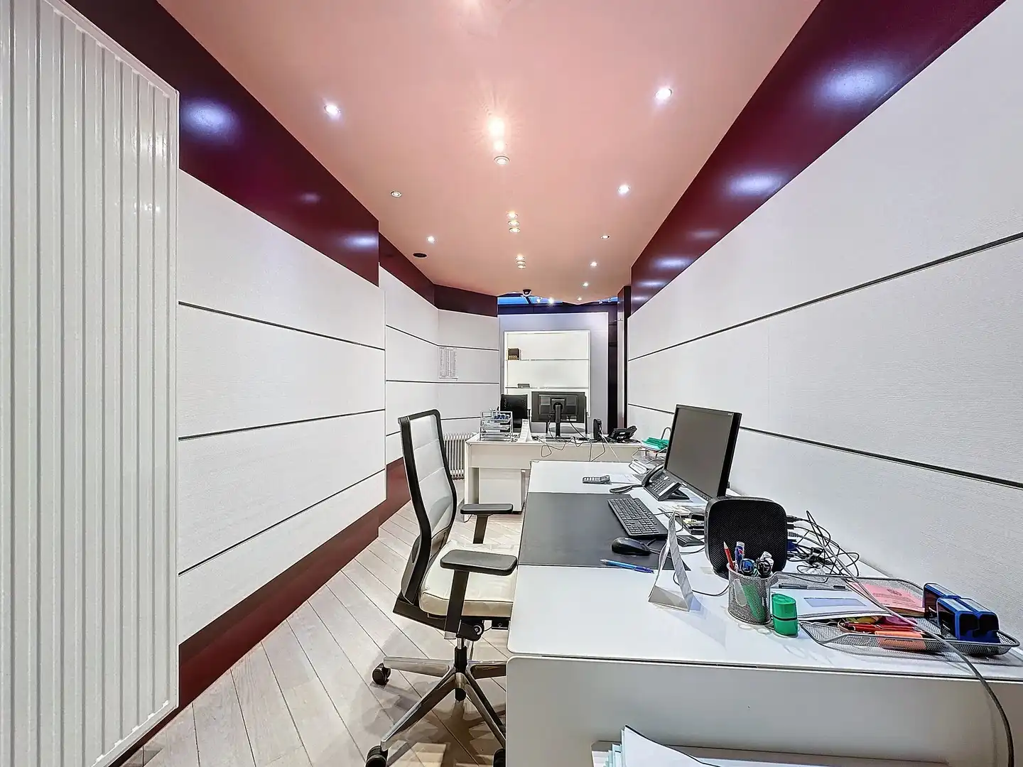 Welgelegen handelspand met ruim appartement. foto 3