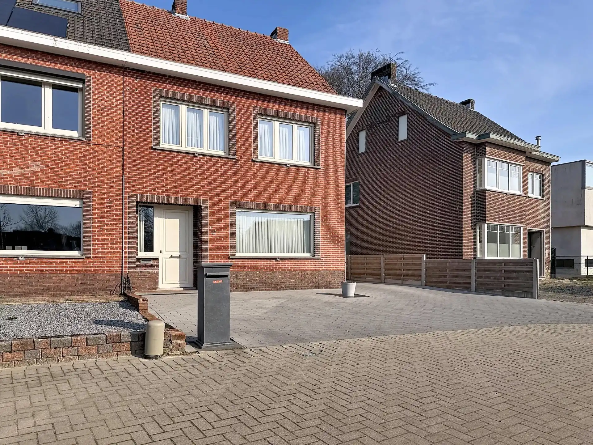 Halfopen bebouwing met 3 slaapkamers en een ruime tuin. foto 35