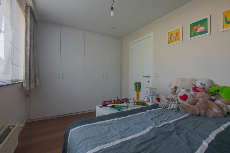Rustig en toch centraal gelegen, instapklare,  halfopen woning met 4 slaapkamers, tuin en zeer ruime garage (energielabel B, elektriciteit goedgekeurd, zonnepanelen...) foto 11