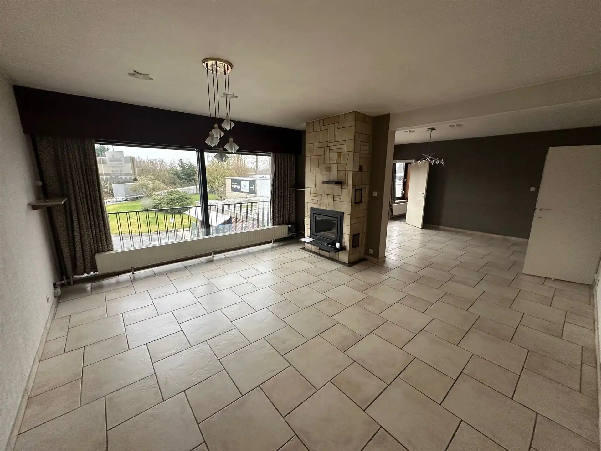 Ruim appartement met 3 slaapkamers boven handelszaak, vlot bereikbaar gelegen foto 2