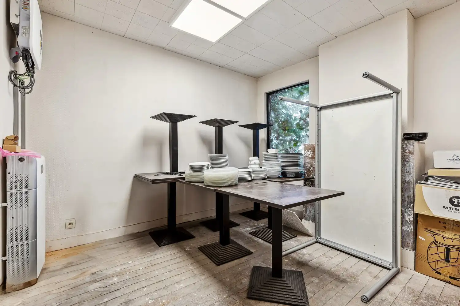 Grondig gerenoveerd handelsgelijkvloers met woonst en ruime parking foto 18