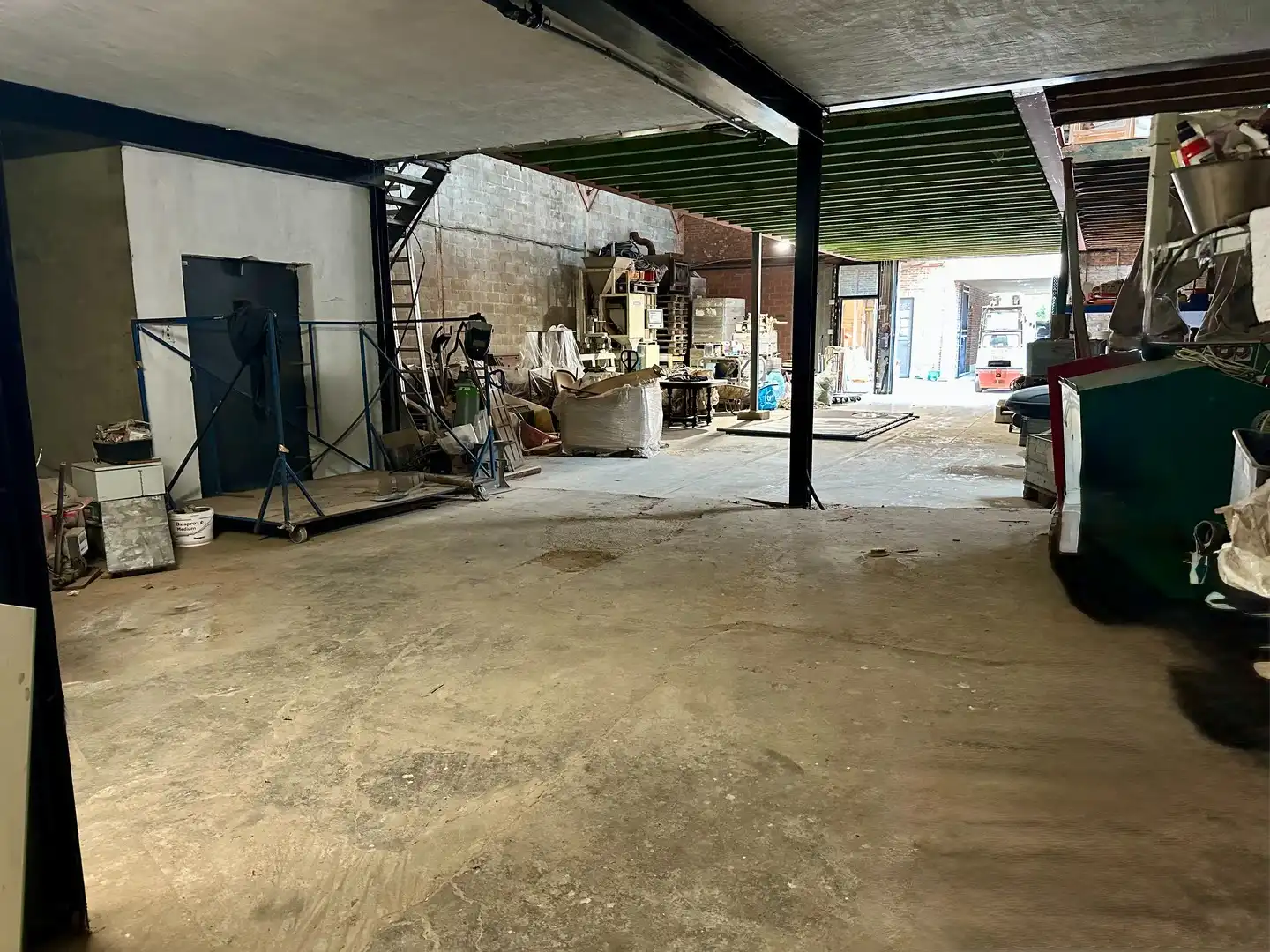 Magazijn 550 m2 met zonnepanelen. foto 4