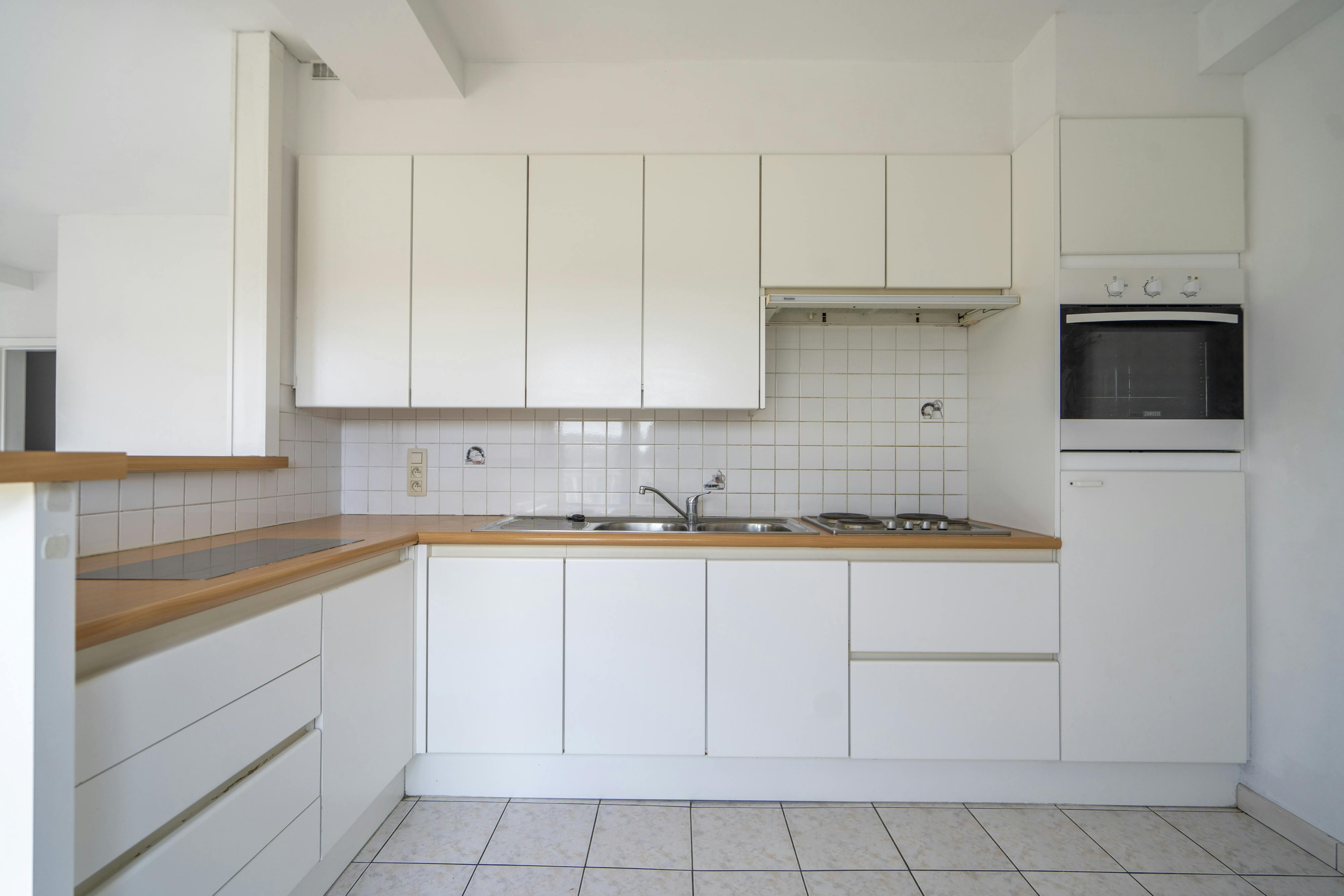 Ruim 3-slaapkamer-appartement met centrale ligging te koop in Kortrijk foto 2