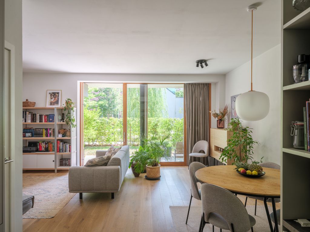 Hedendaags gelijkvloers appartement met één slaapkamer en stadstuin, gelegen in de voormalige brandweerkazerne en de vroegere kunstacademie, midden in het historisch hart van Gent. foto 2