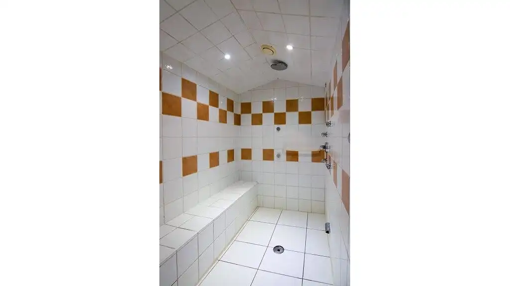 Charmehotel met 10 kamers te koop in Oudenburg foto 13