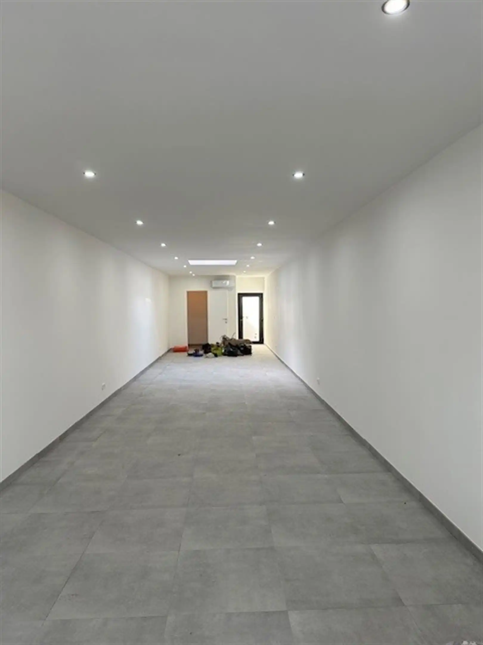 Volledig gerenoveerde handel- of kantoorruimte gelegen op commerciële locatie te Mechelsesteenweg te Dendermonde foto 2