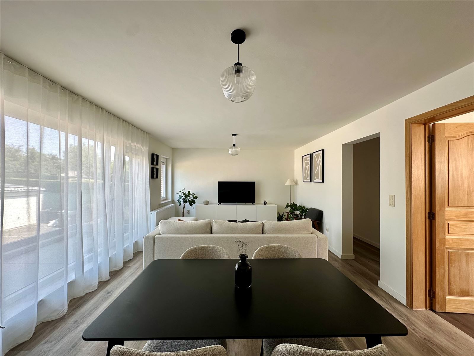 Lichtrijk en volledig gerenoveerd appartement te Oudenhove! foto 2