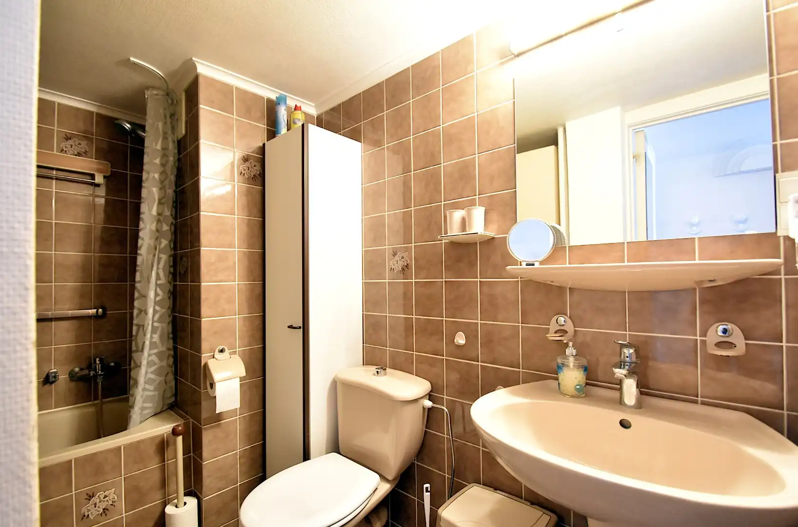 Op te frissen appartement met frontaal zeezicht op de zeedijk, De Haan foto 9