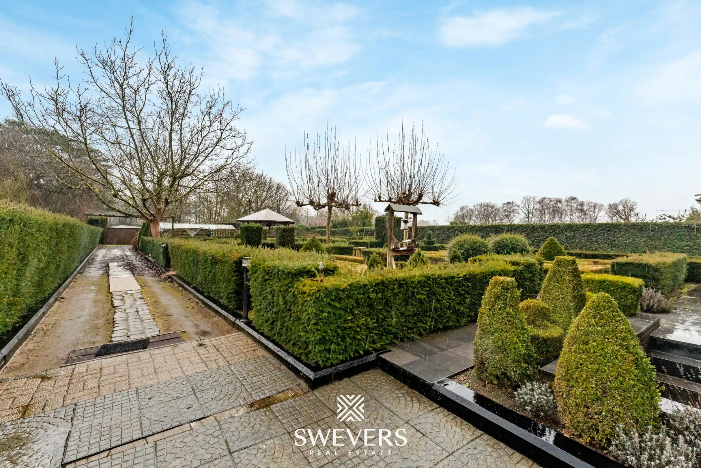 Open bebouwing met drie slaapkamers op uitzonderlijk groot perceel van 1.897 m² foto 24