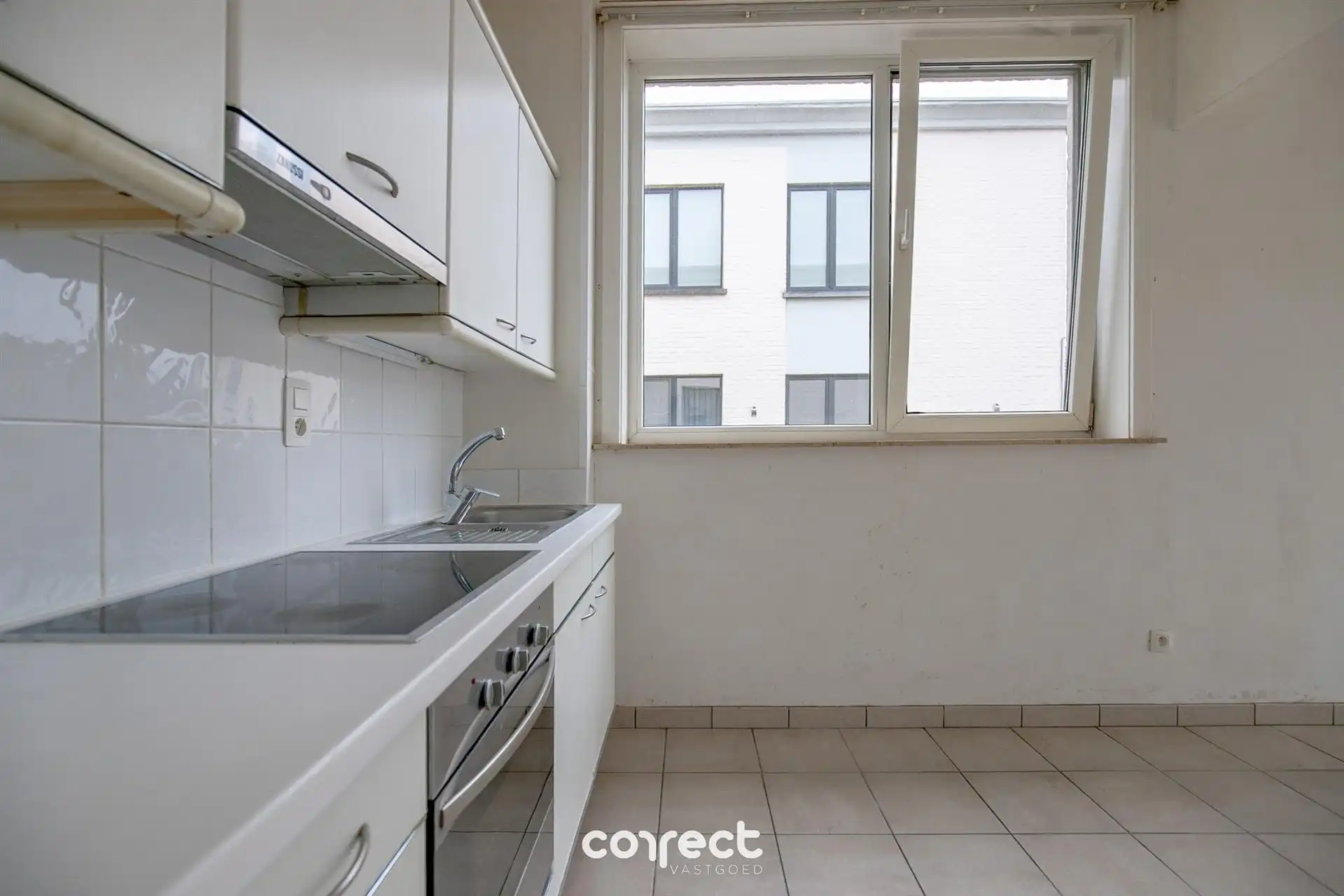 Op te frissen gelijkvloers appartement met 2 slaapkamers. foto 4