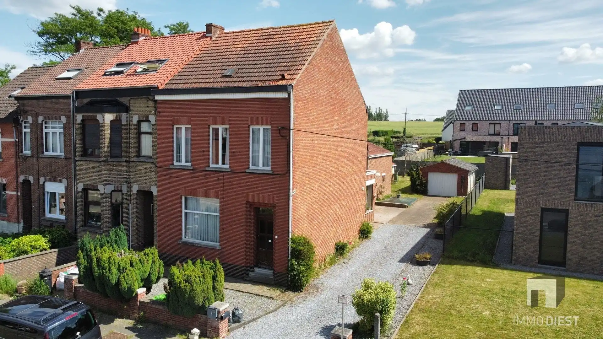 Ruime kluswoning met 3 slaapkamers, garage en tuin foto 2