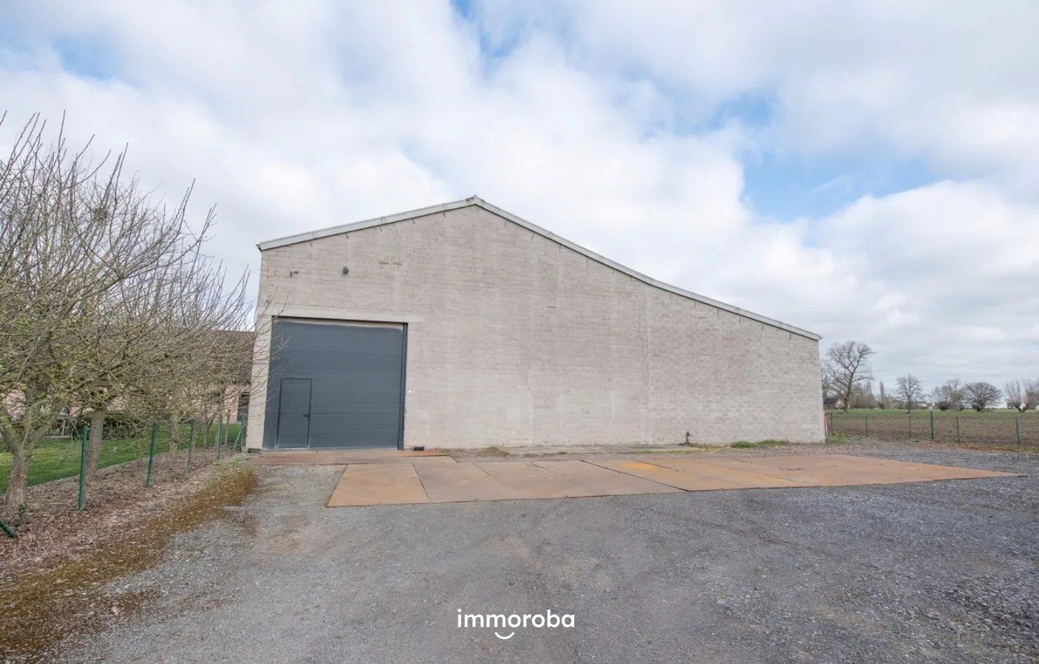 Magazijn ( 300m²) gelegen te Olsene foto {{pictureIndex}}