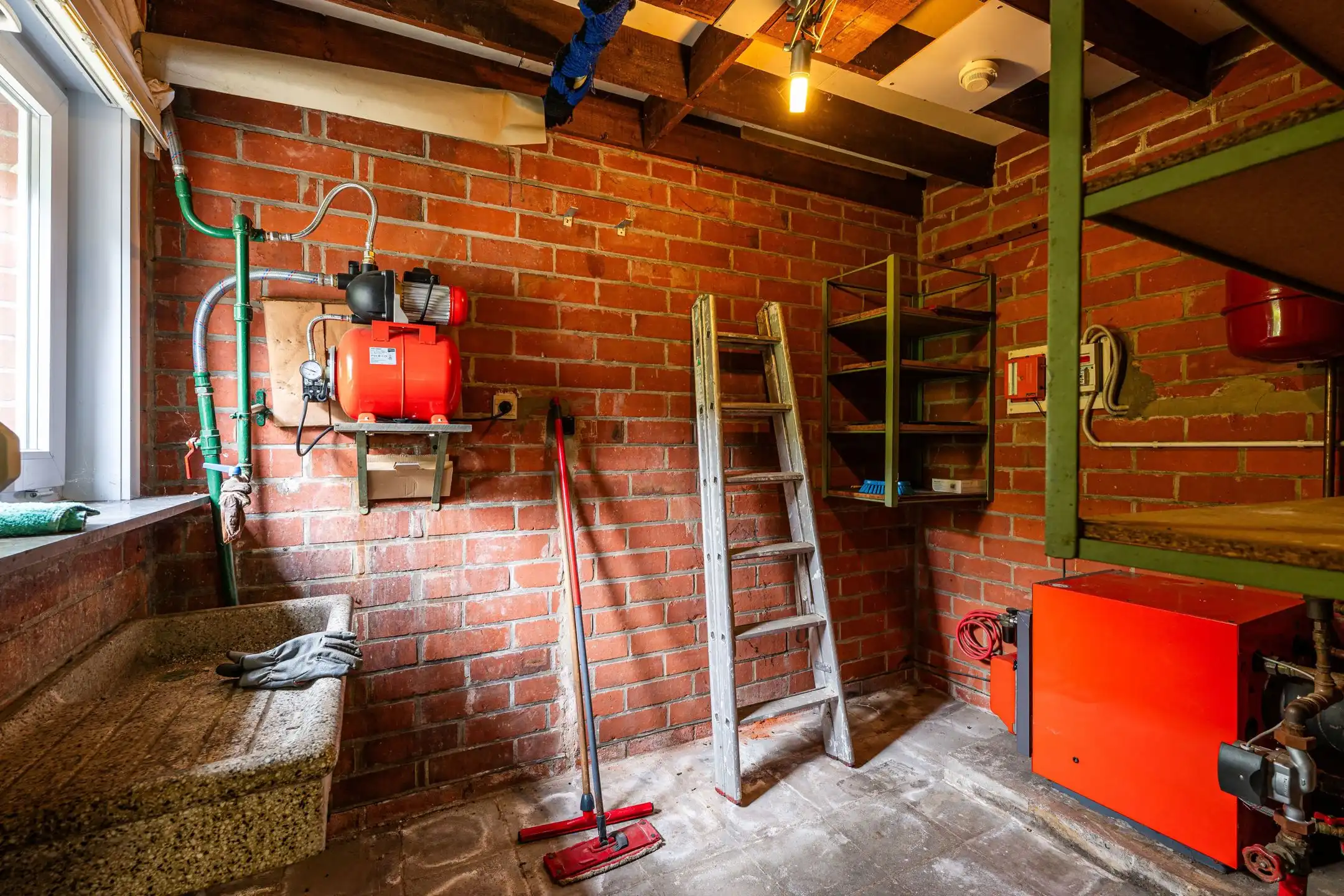 Te renoveren half open woning met veel potentieel!  foto 23