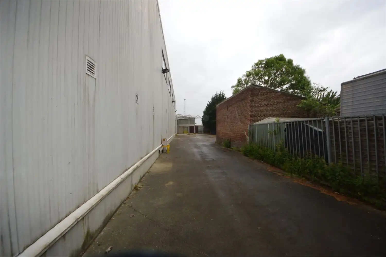 ** IN OPTIE ** COMMERCIEEL GEBOUW BAANLOCATIE MET PARKING NABIJ MCDONALDS foto 29