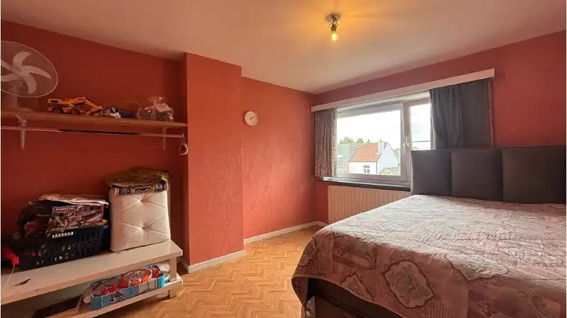 Comfortabele 3-slaapkamerwoning met tuin en dubbele garage te koop in Brugge foto 8