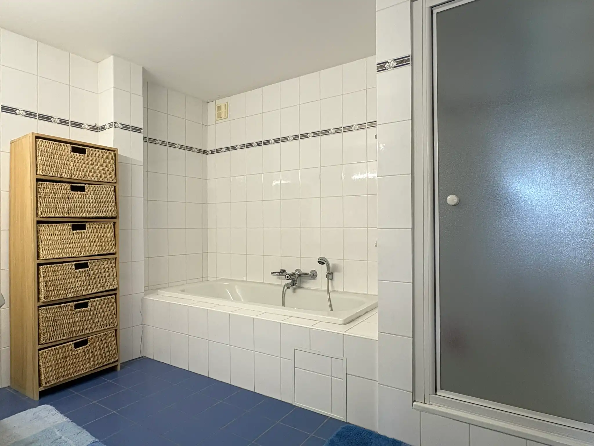 Ruim tweeslaapkamer appartement te huur in centrum Deinze foto 4
