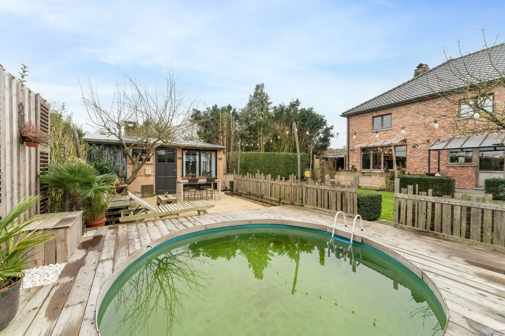 Charmante woning met o.a. 5 kamers en bureau foto 23