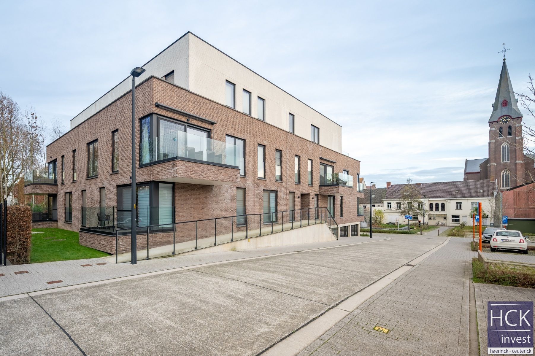 KRUISHOUTEM - Knap APP. met 2 SLPK. én autostaanplaats pal in centrum foto {{pictureIndex}}