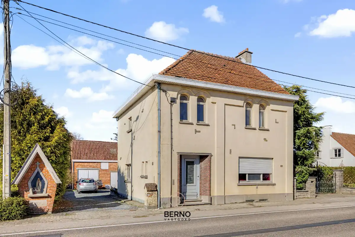 Hoofdfoto van de publicatie: Te renoveren gezinswoning met uitgestrekte tuin en opslagplaats.