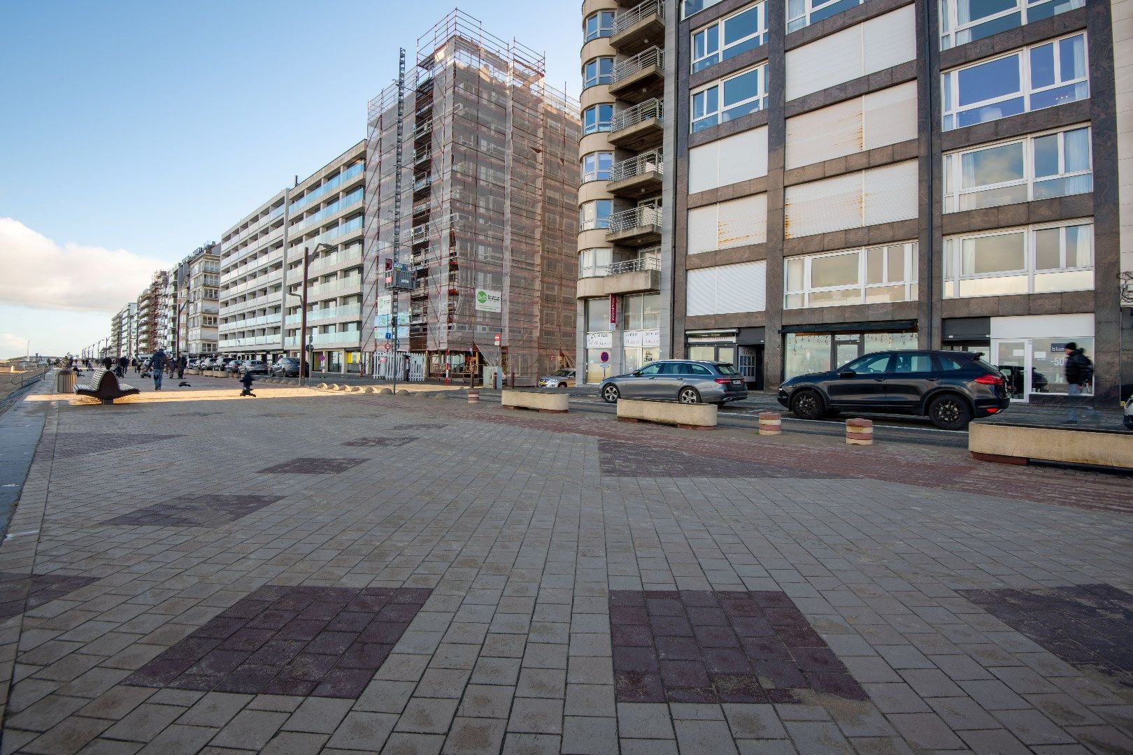 Hoek handelspand met mooie etalage gelegen op de Zeedijk Zoute vlakbij het Albertplein foto 3