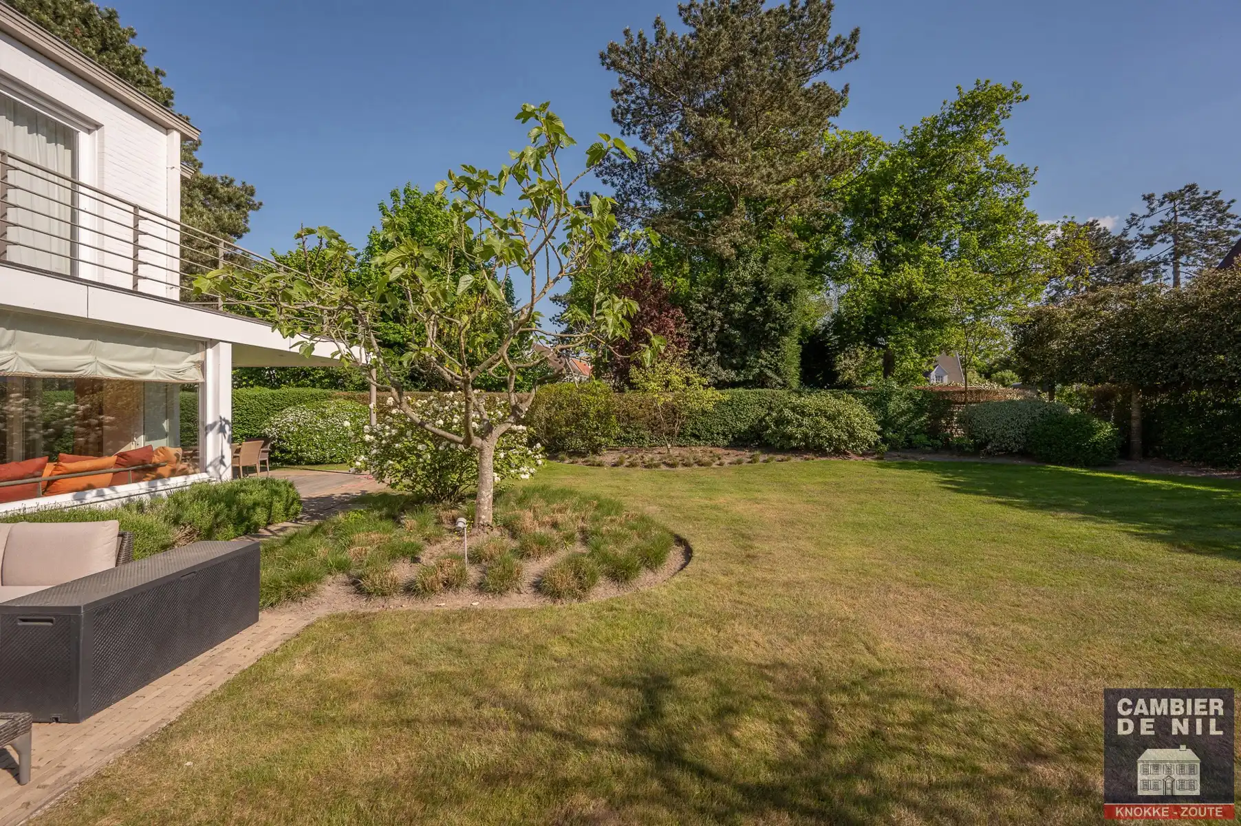 Ruime, gemeubelde koppelvilla aan de Royal Zoute Tennisclub. foto 5