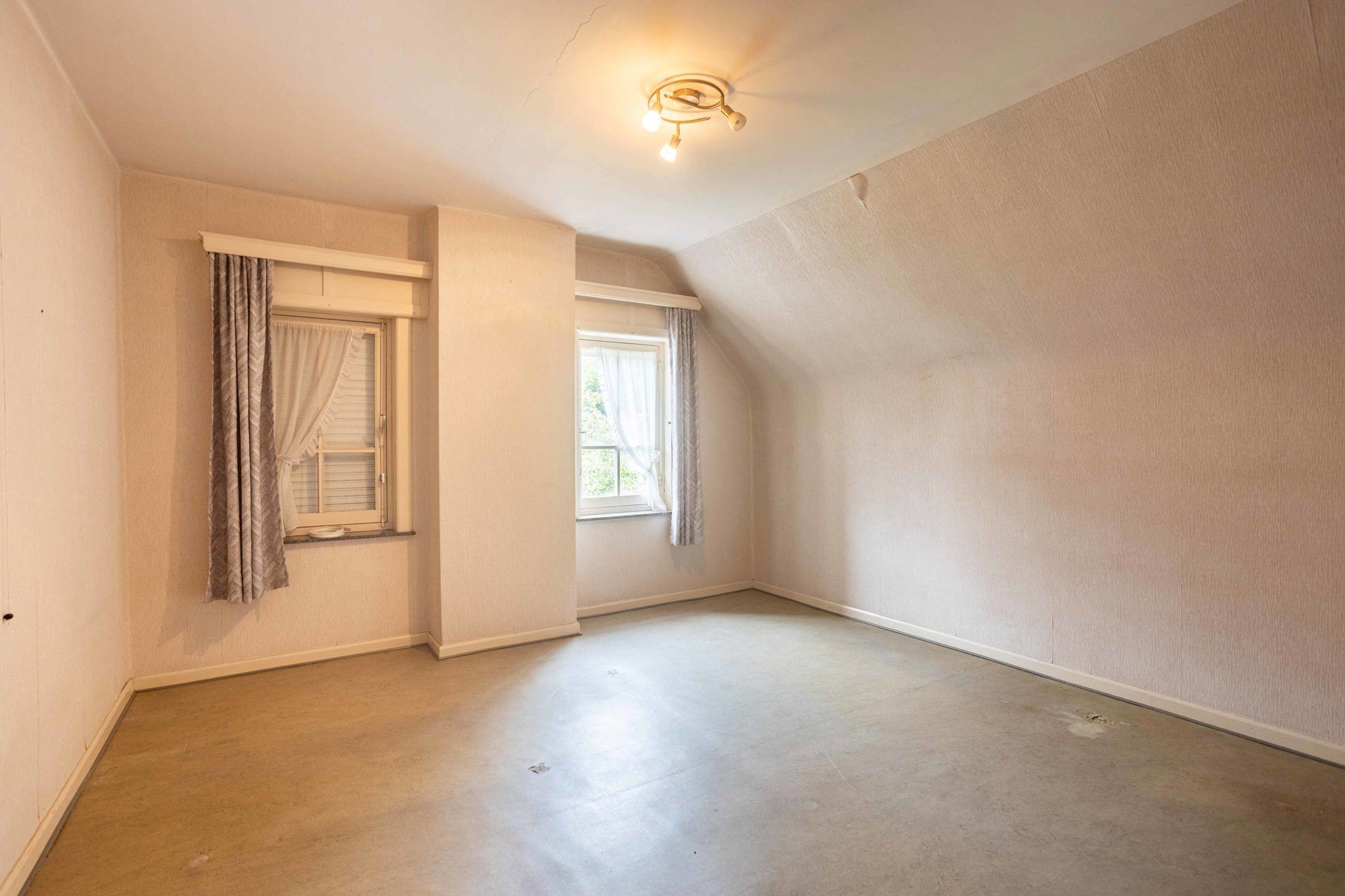 Te renoveren solide woning met garage op uitstekende locatie foto 16