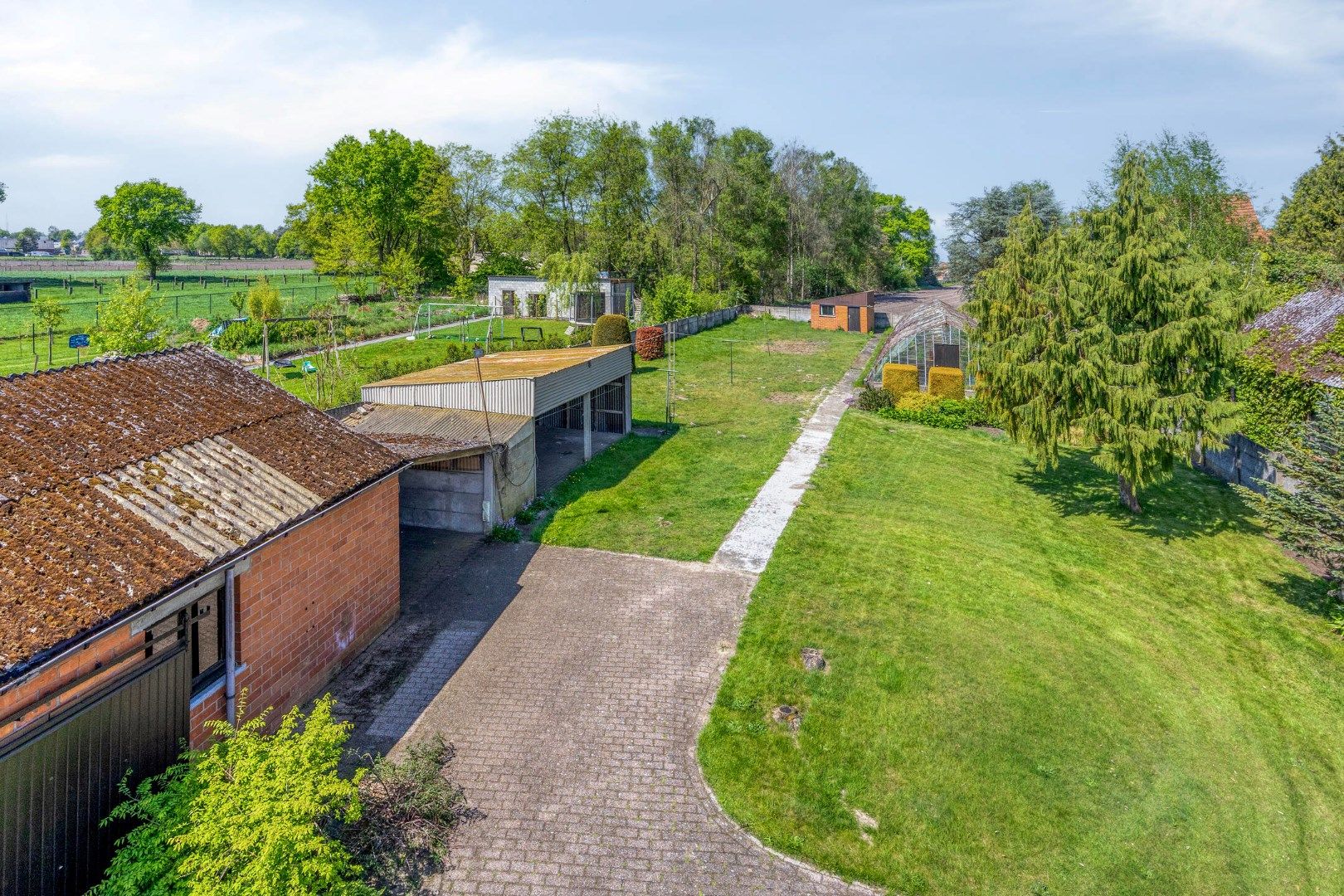 Ruime op te frisse woning op een perceel van 2.210 m² ! foto 26
