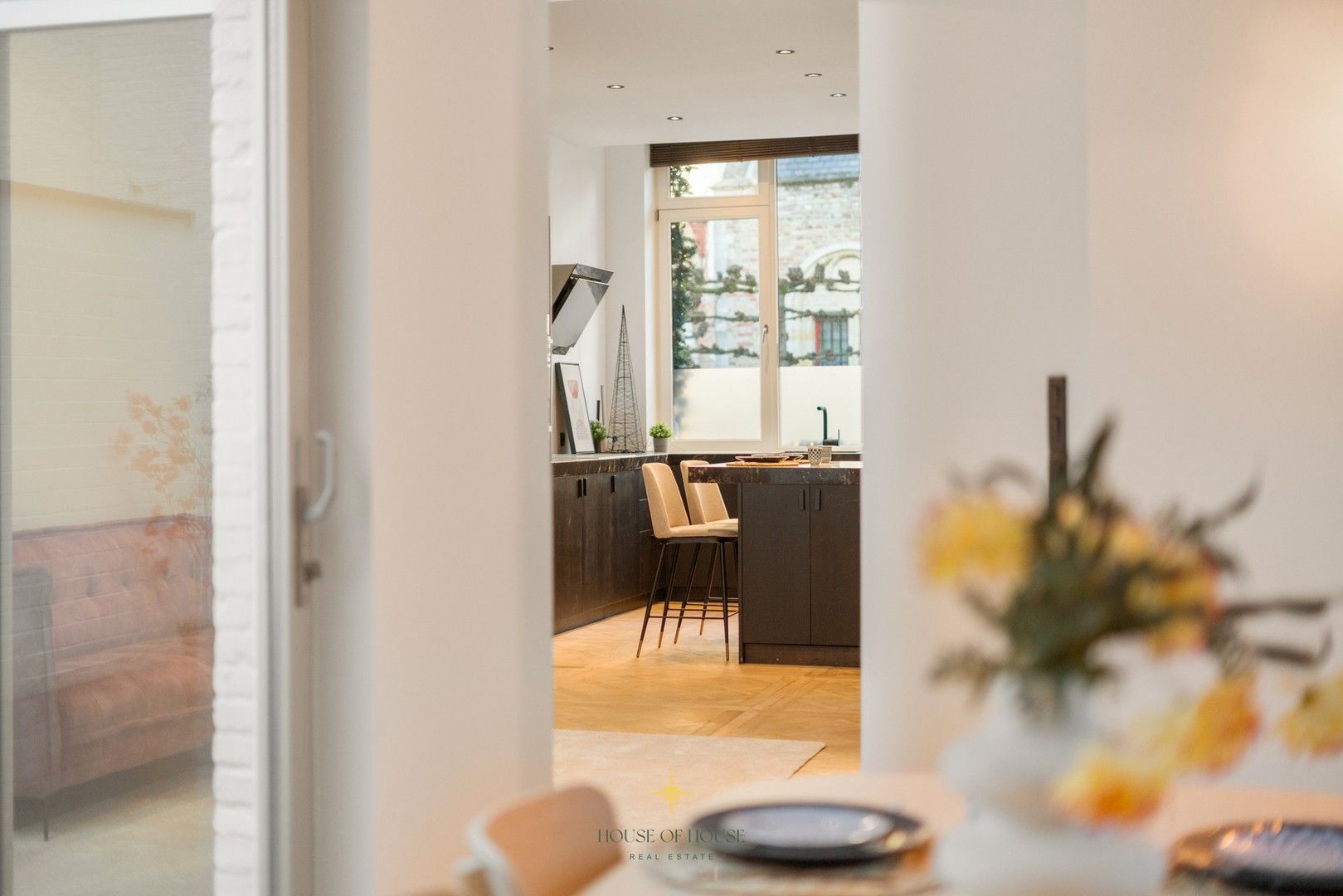 Subliem gerenoveerde stadswoning in een uitzonderlijk historisch kader rond de Onze-Lieve-Vrouwekerk foto 4