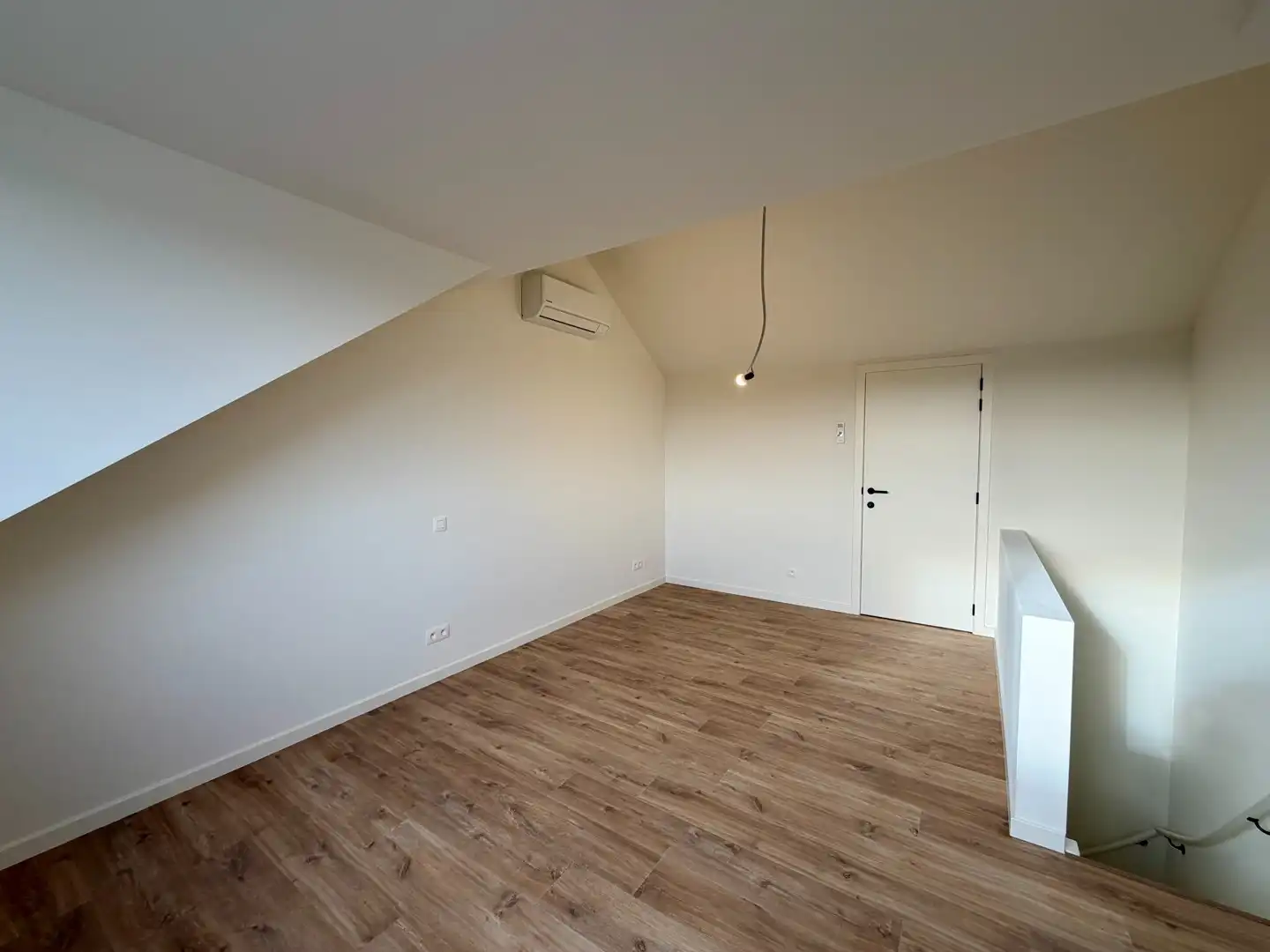 Volledig gerenoveerde woning vlakbij centrum Kortrijk met garage! foto 11