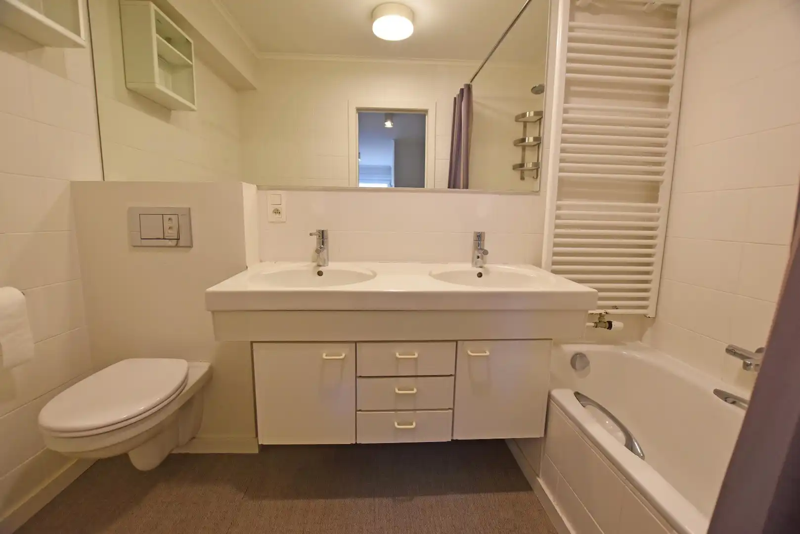 Ongemeubeld appartement met 2 slaapkamers op de Lippenslaan foto 8