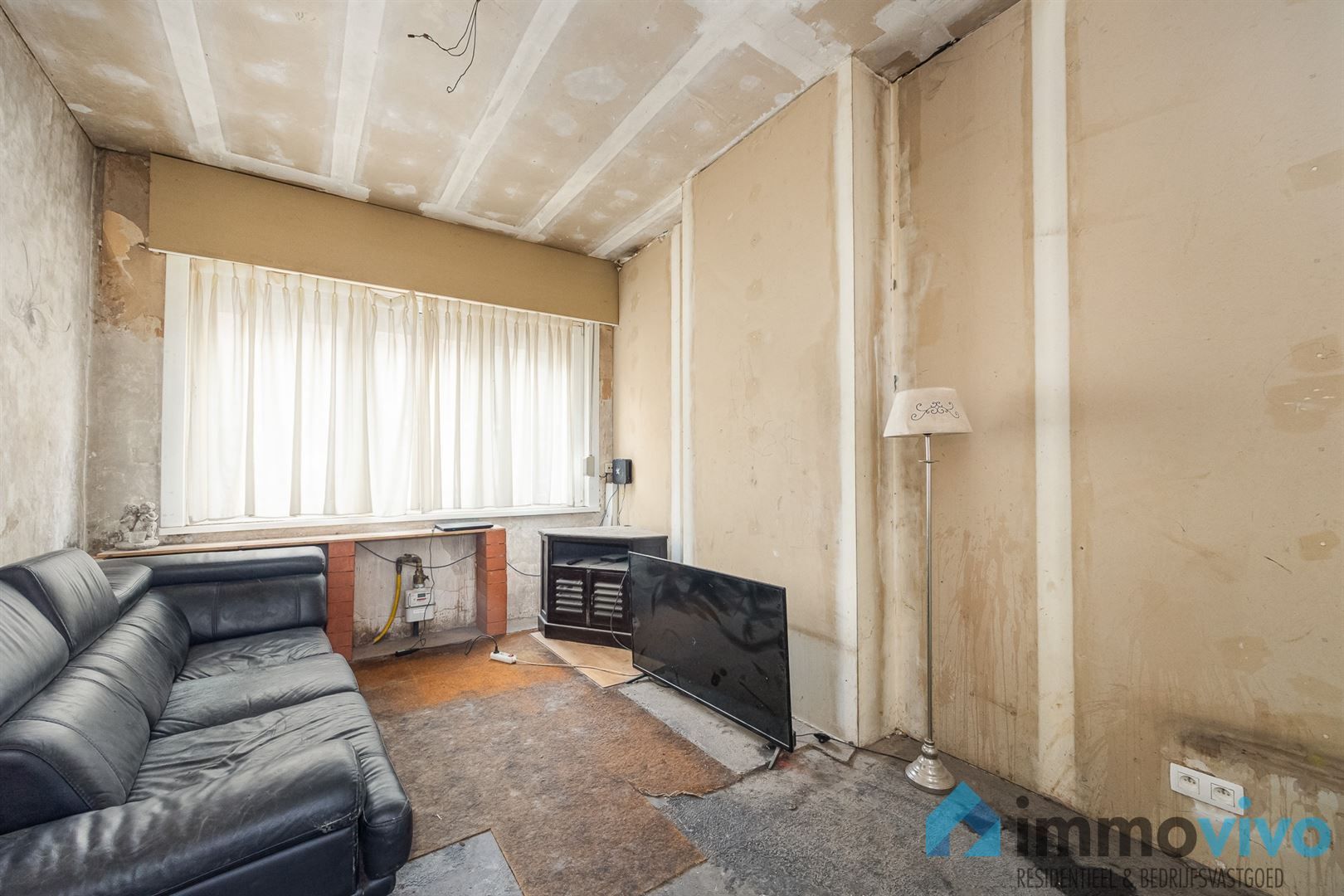 Te renoveren gezinswoning met 2/3 slaapkamers en zuidgerichte tuin. foto 2