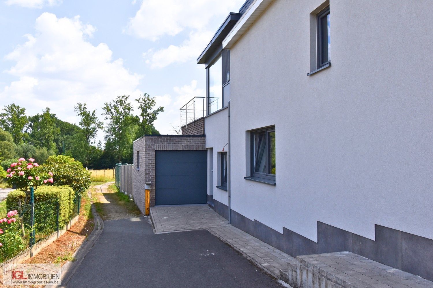 Modern gelijkvloersappartement in groene en rustige omgeving foto {{pictureIndex}}