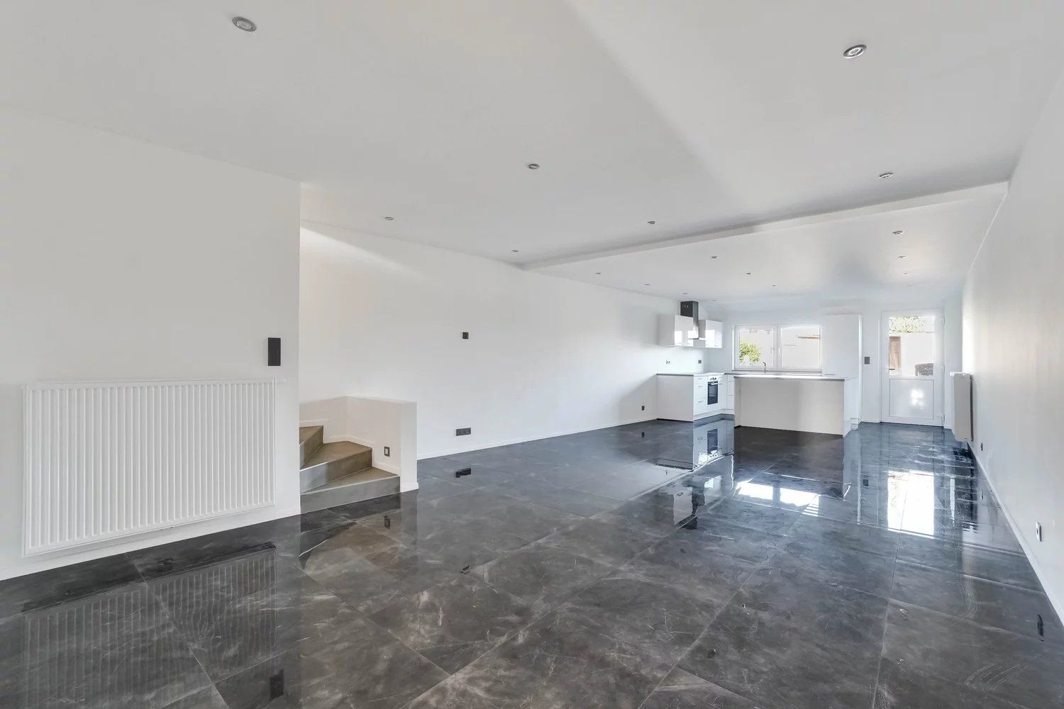 Gerenoveerde woning met vier slaapkamers en inpandige garage foto 2
