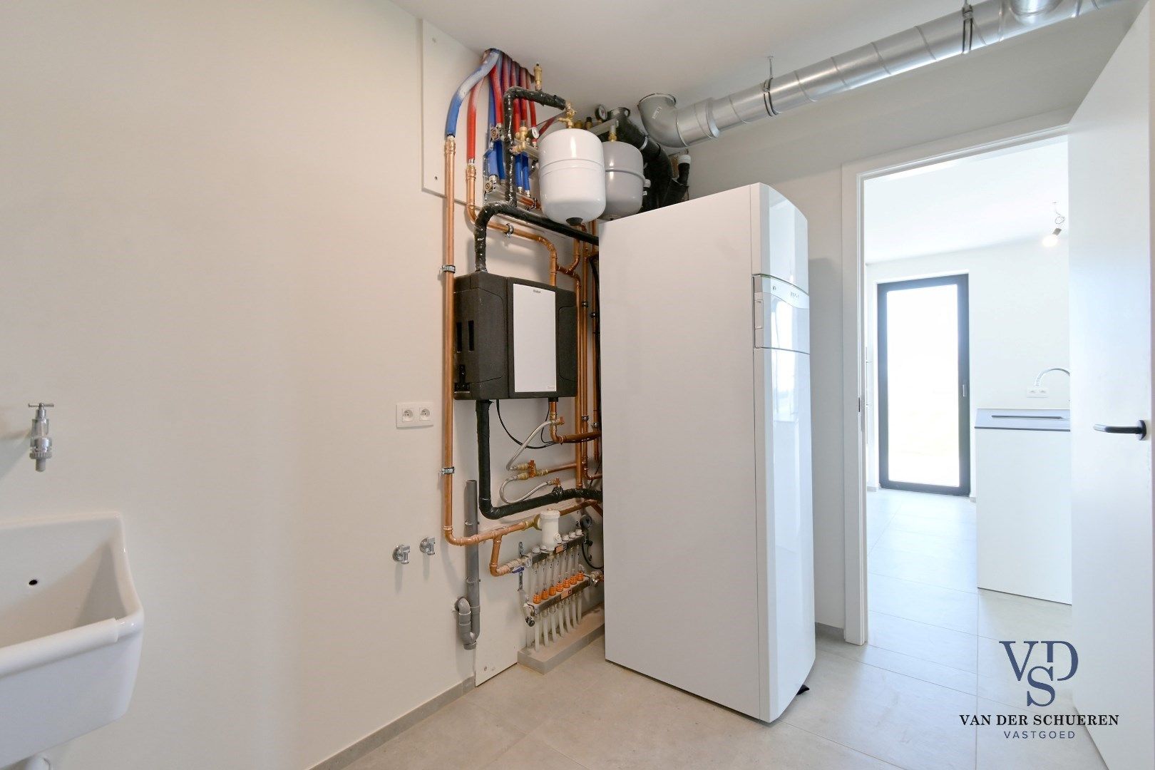 Half Open Bebouwing met buitenberging en carport foto 14