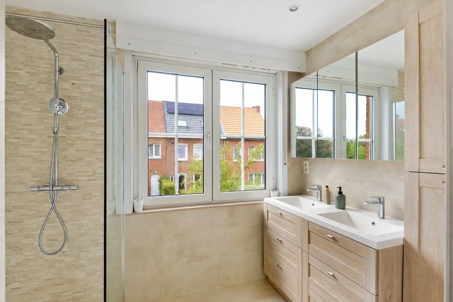 Karaktervolle en ruime woning in hartje Schoten foto 13