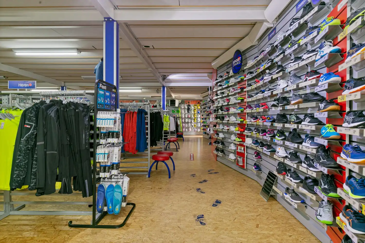 Handelsruimte met luxe duplex-appartement en verhuurde loodsen op het industrieterrein in Lanaken foto 18