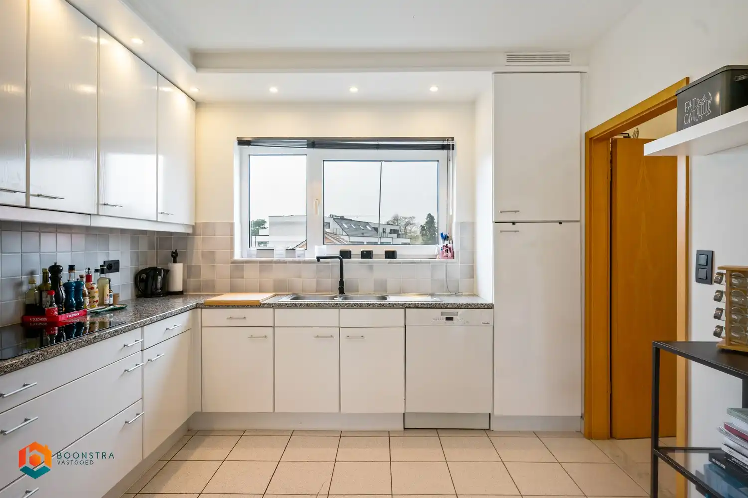 Ruim 3 slpkr app met terras, autostaanplaats en 2 garages foto 13