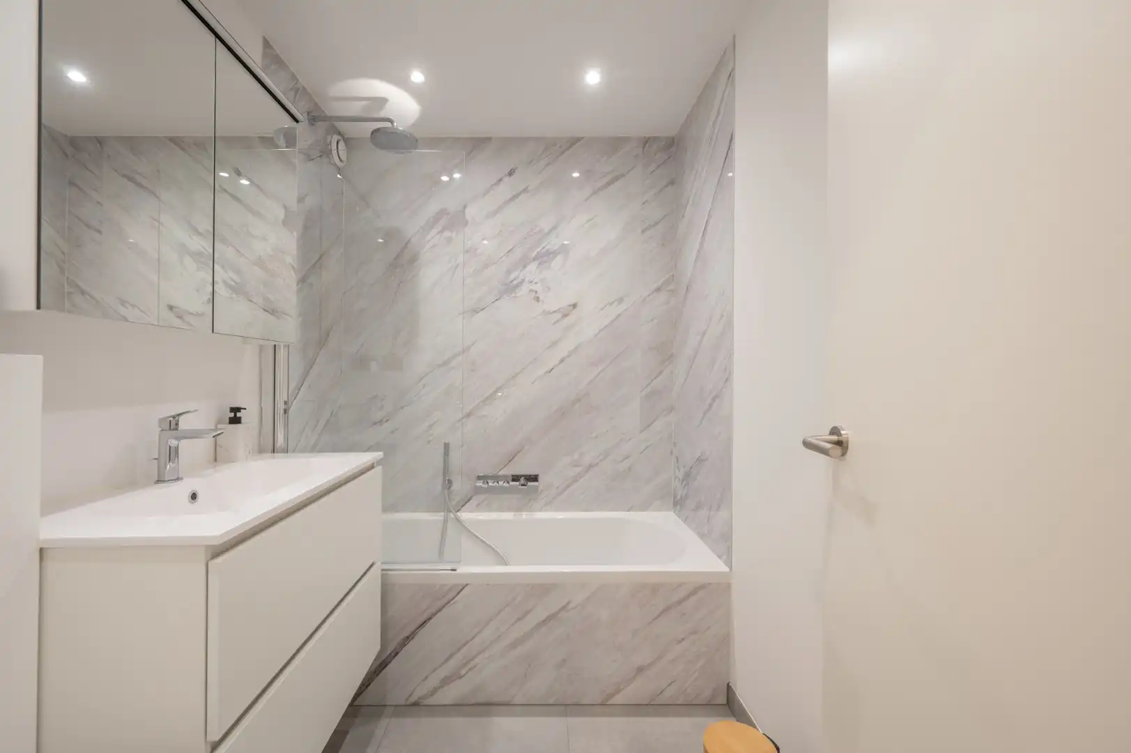 Aangename en knappe studio op een zéér centrale ligging tussen de Dumortierlaan en de Kustlaan foto 9