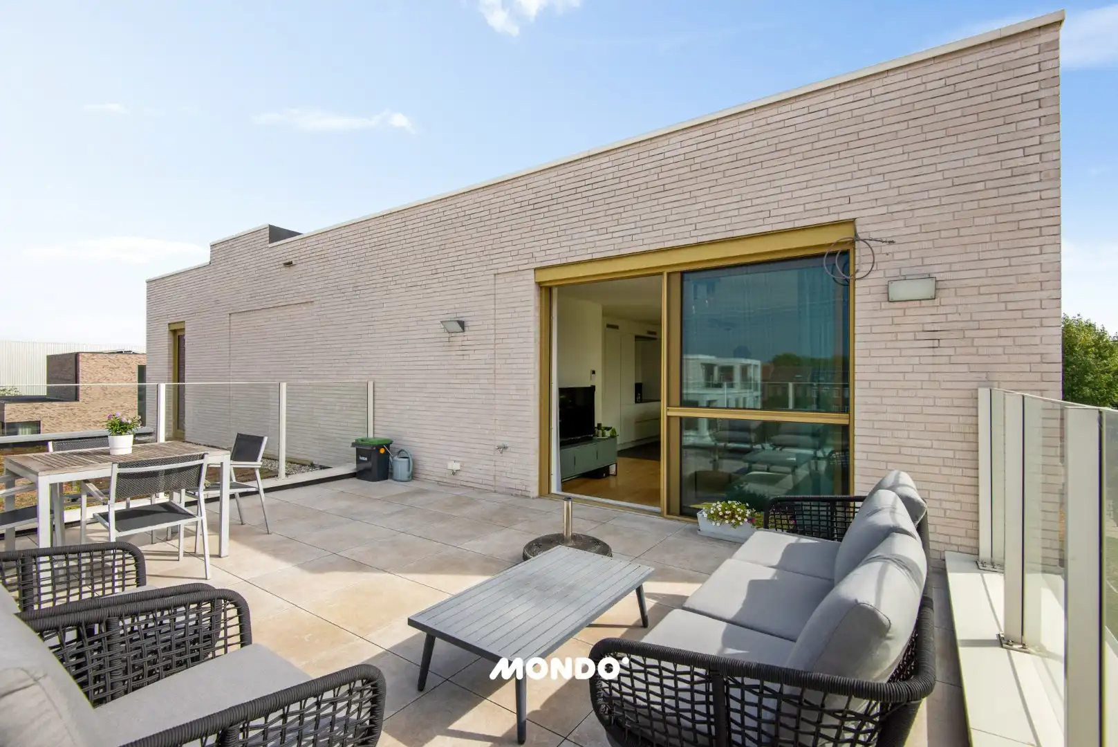 Lichtrijk 2 slaapkamerappartement met ruim terras en open zicht op de vaart foto 5