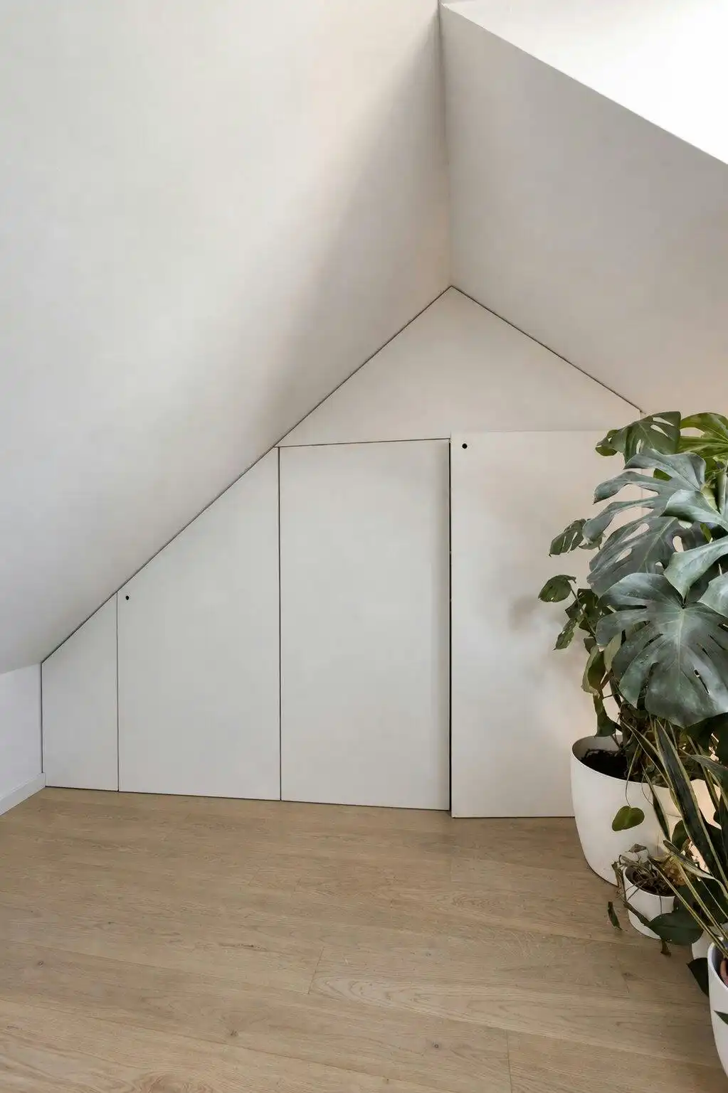 Architecturale stadswoning met minimalistische flair foto 17