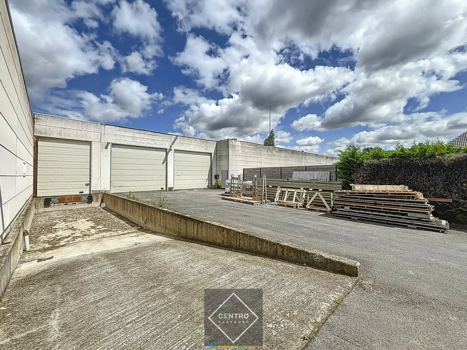 Instapklaar BEDRIJFSGEBOUW bestaande uit&nbsp;geïsoleerde MAGAZIJNEN met laadkade (ca. 2.539m²), KANTOREN (ca. 344 m²) én alleenstaande WONING. Op bedrijvenzone "Hoge Barriere" te Roeselare. foto 4