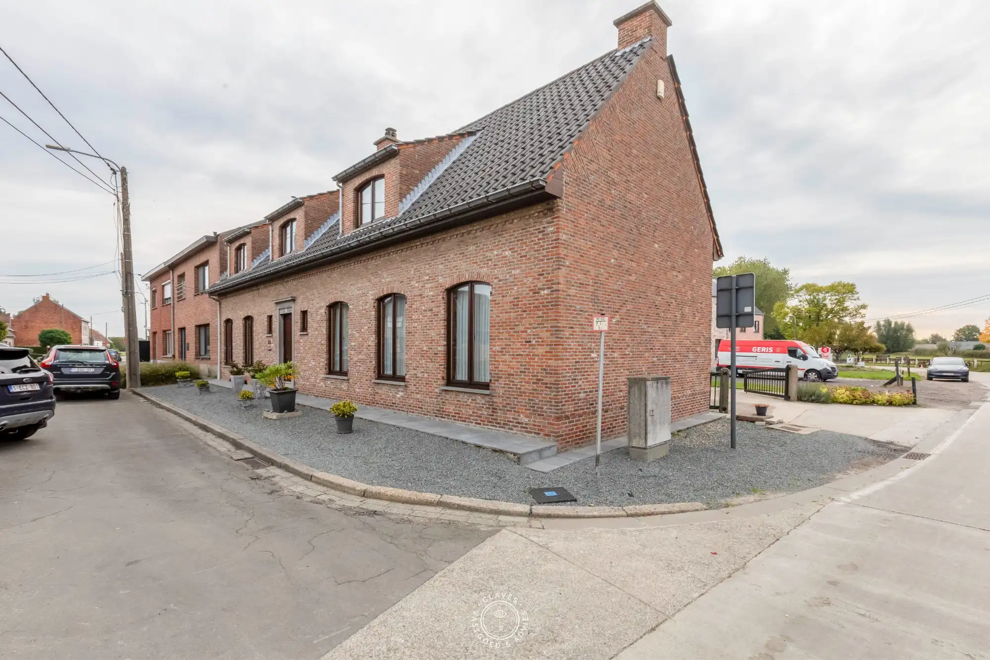Charmante en ruime woning met 4 slaapkamers en 3 garages foto 21
