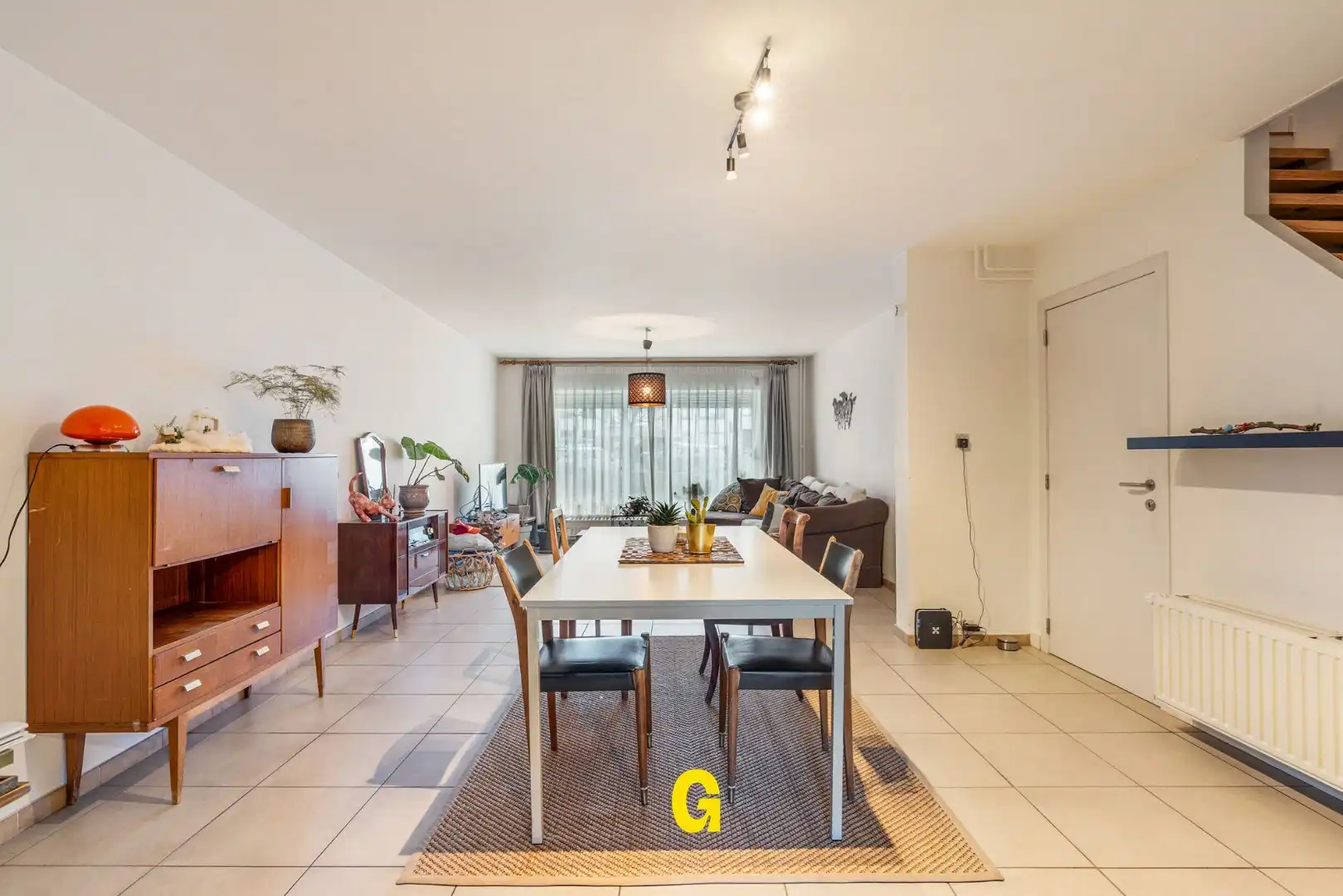 Leuke rijwoning met karakter, 3 slaapkamers, uitbreidingsmogelijkheden op zolder en gezellig tuintje met carport bereikbaar langs achter. foto 4