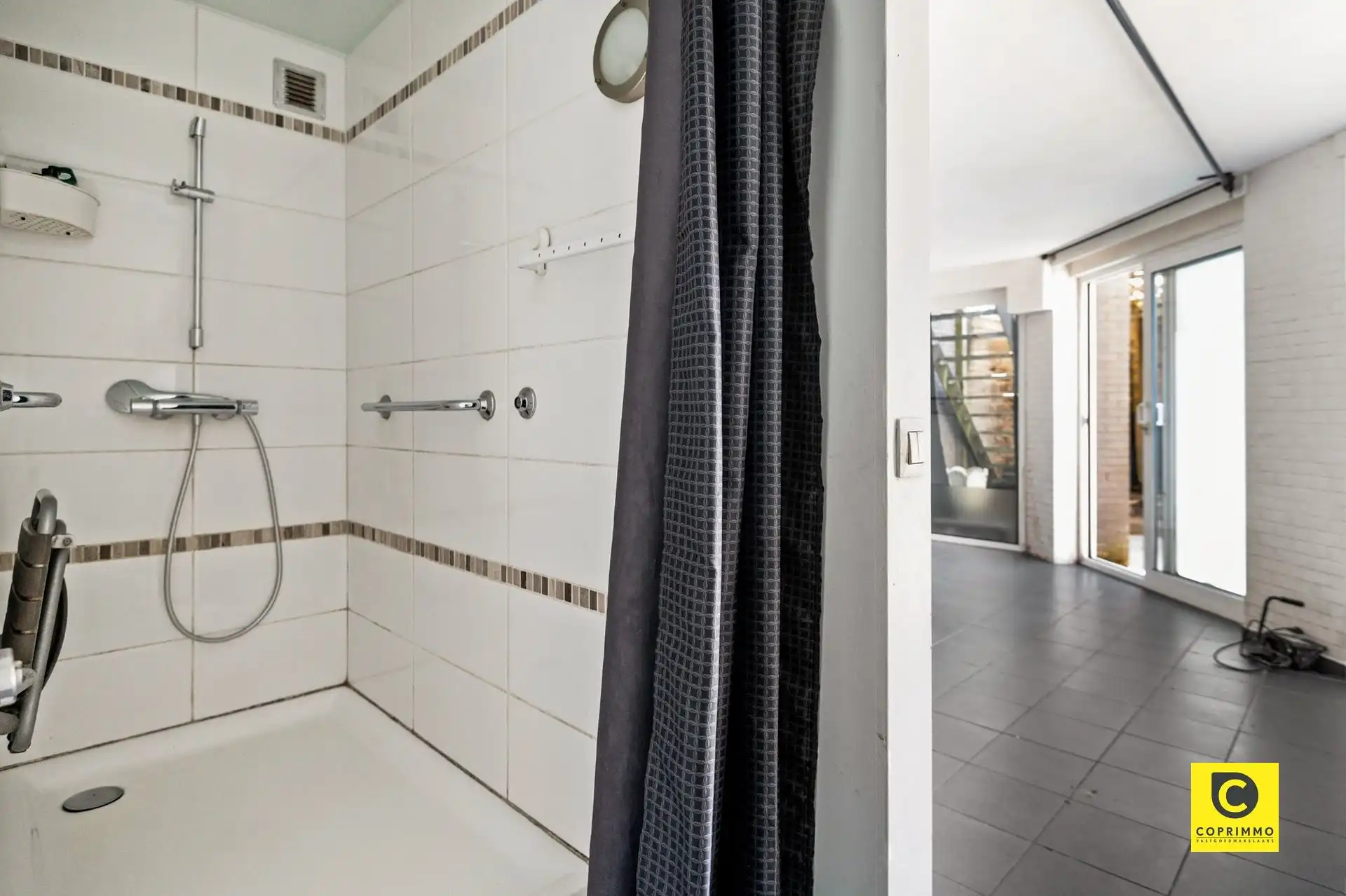 Op te frissen GLV met 1 à 2 slpks, tuintje & staanplaats! foto 8