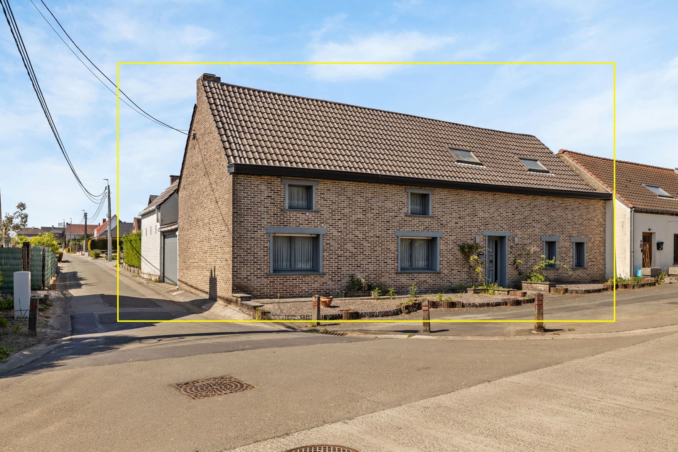 Ruime woning met garage + atelier + (bouw) grond op 9a 30ca foto {{pictureIndex}}