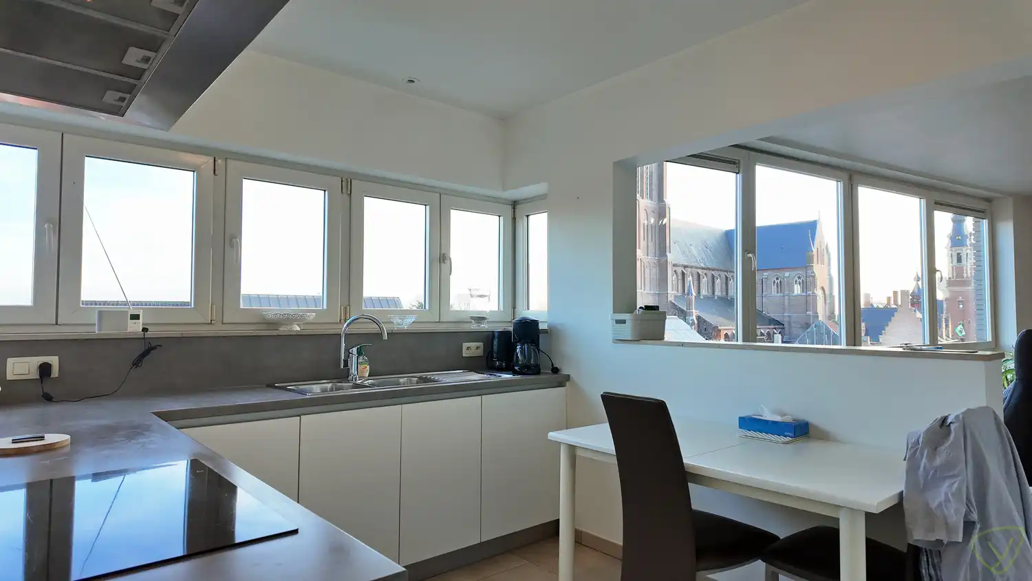 Lichtrijk appartement met panoramisch uitzicht op de Markt van Eeklo! foto 9