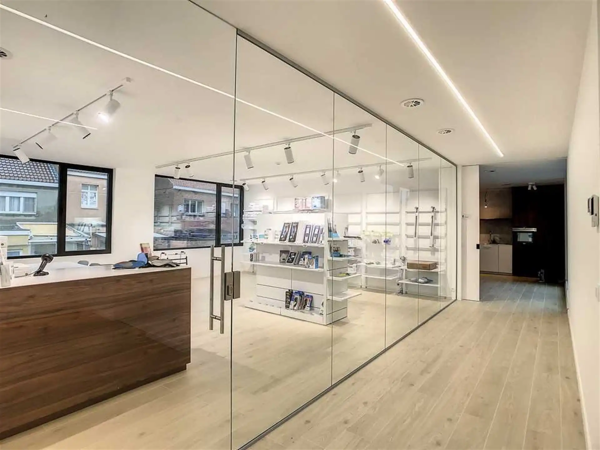 Moderne en lichtrijke praktijkruimte in nieuw gebouw foto 8