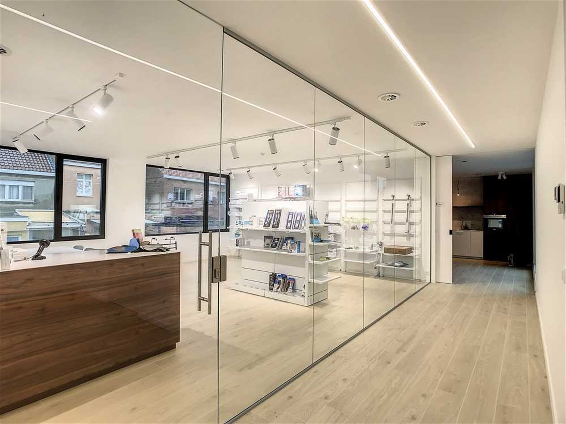 Moderne en lichtrijke praktijkruimte in nieuw gebouw foto 8